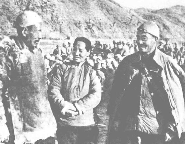 出席晋察冀边区第一届群英大会的3位劳动模范胡顺义(右)、韩凤苓(中)和安有成在一