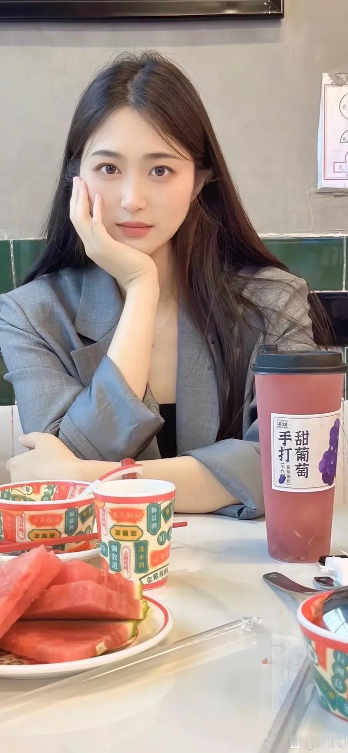 一个女人为了男人哭，这事很正常，有可能是心疼，也有可能是心碎。但一个男人为了一个