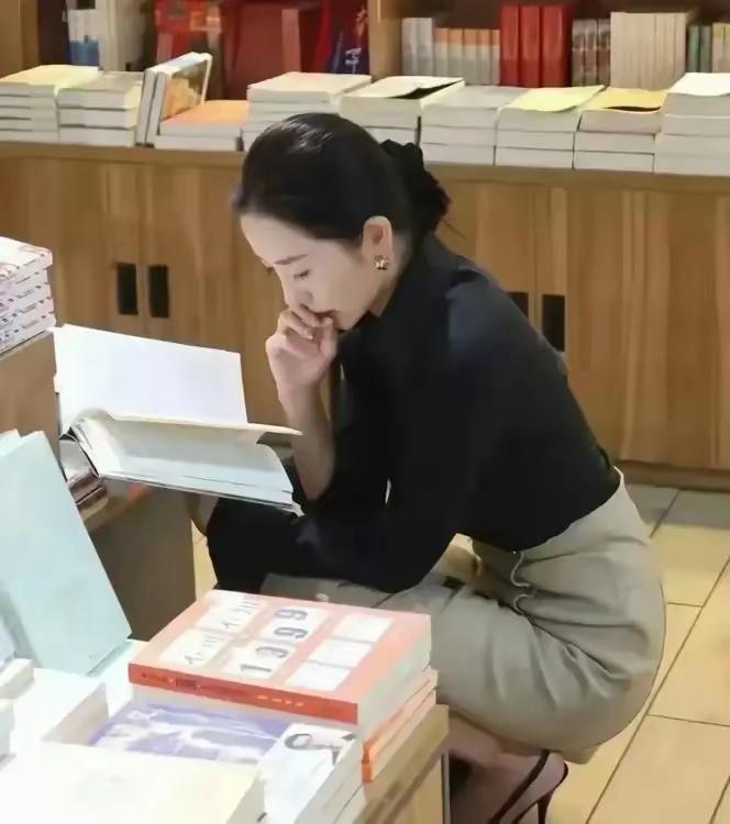 书香满溢，静心阅读。