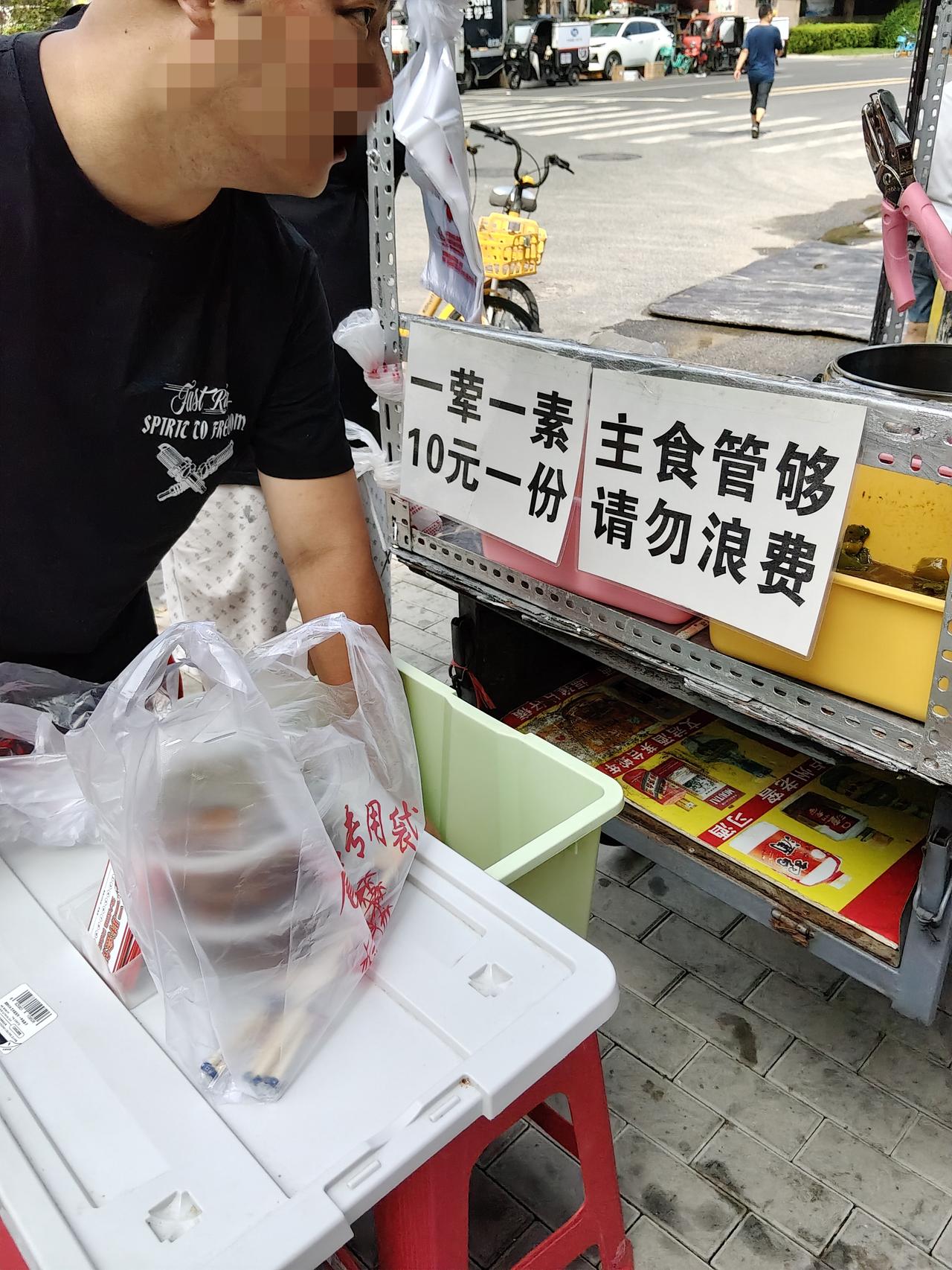 工地前的街边盒饭
我家附近有个新开工不久的楼盘工地，我常在工地对面等公交。赶上饭