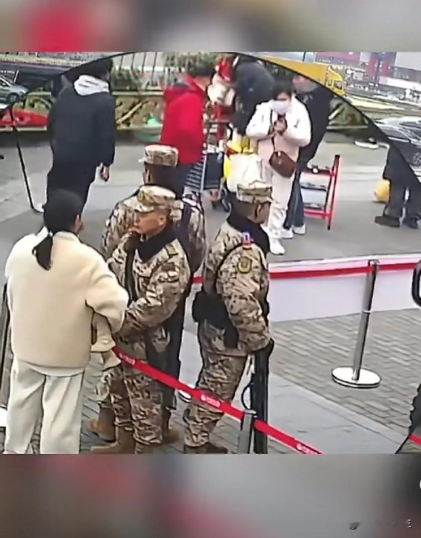 还记得那个妈妈尿急，把孩子交给站岗的军人的视频吗，有网友把这段视频发到了外网，于