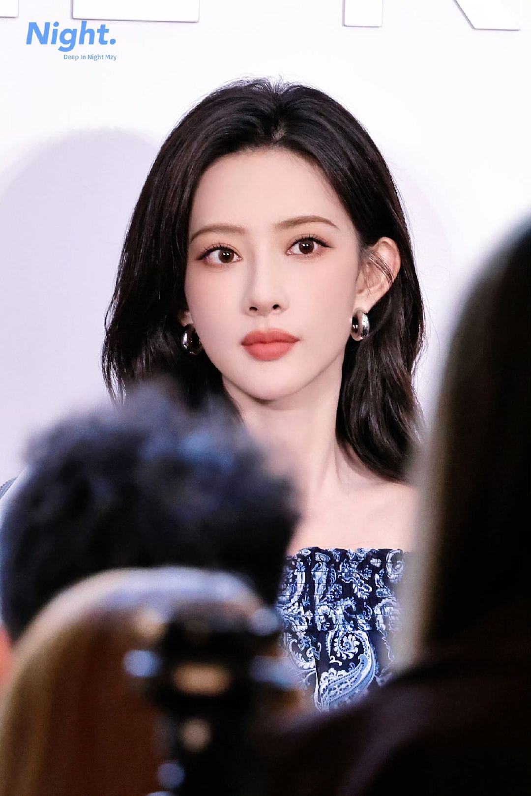 孟子义腰果花一字肩裙孟子义上海MK活动孟子义今日现身MK上海活动，腰果花一字肩裙