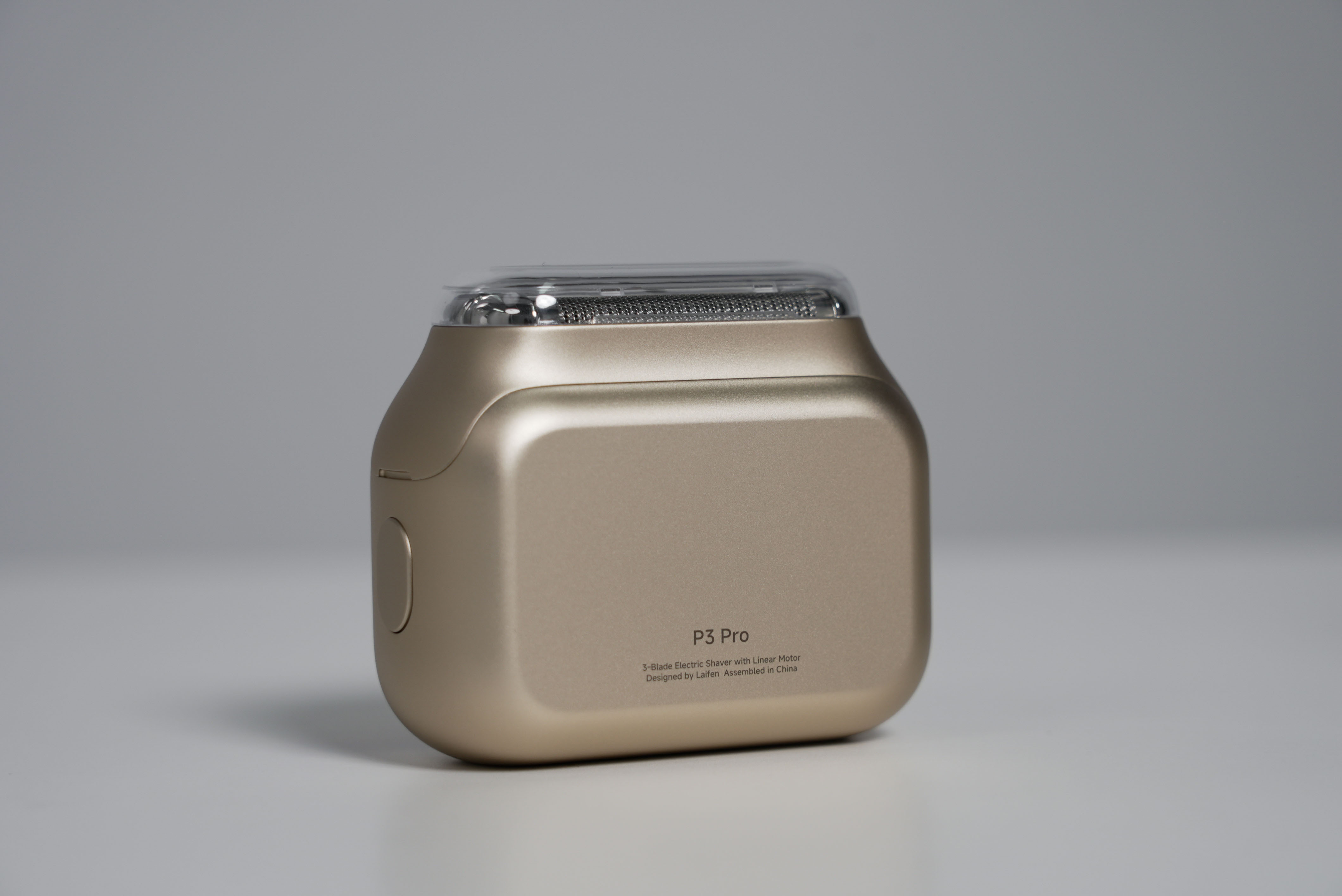 收到一个徕芬 P3 Pro 电动剃须刀鎏金礼盒套装，这外观好看大面积机身都是铜色
