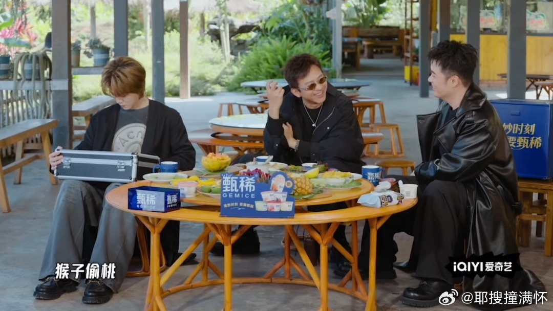 鹿晗好大一口锅陈赫预制弹幕哈哈哈哈哈 密码箱只有鹿晗在努力，超赫一旁捣乱。邓超：