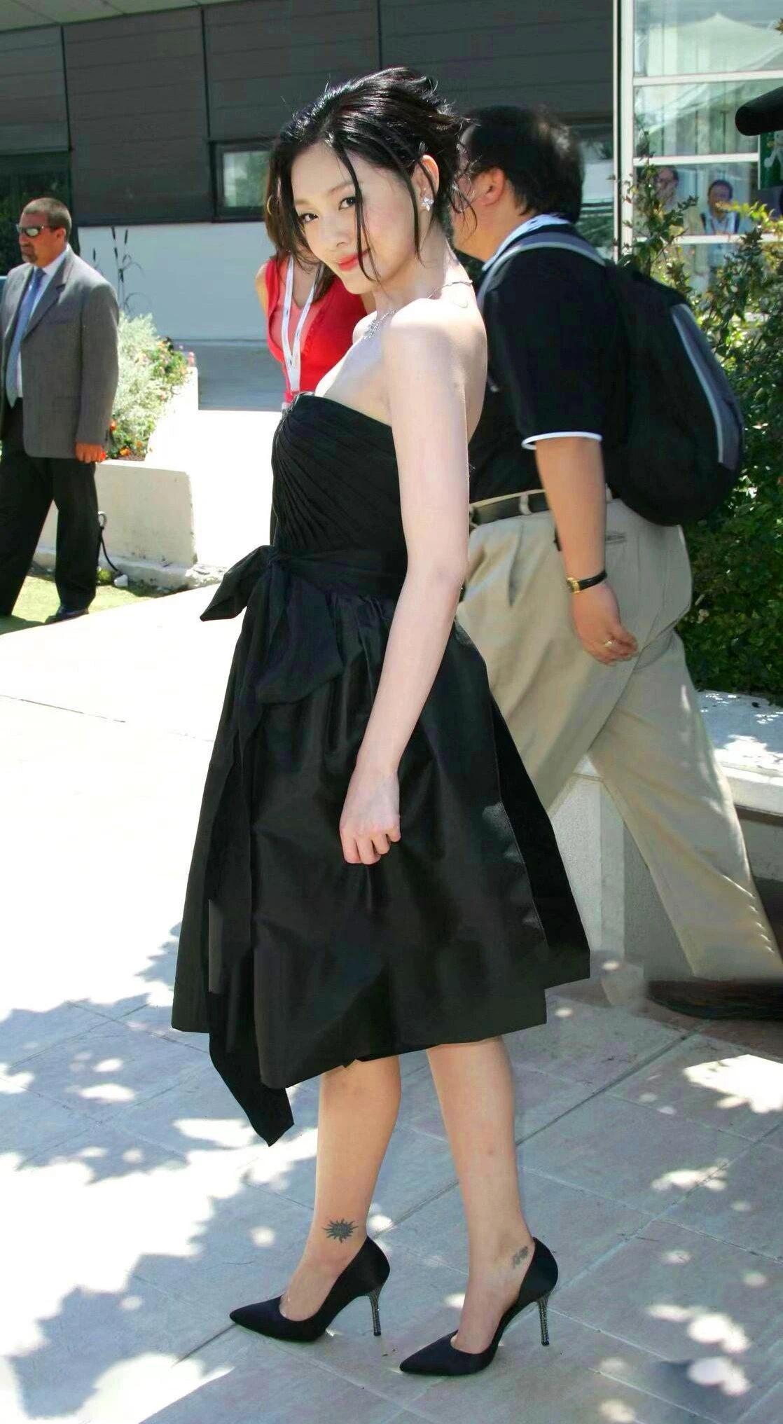 2006年，戛纳电影节红毯上的大S，她身穿黑色抹胸裙，面容姣好身材窈窕，笑容甜美