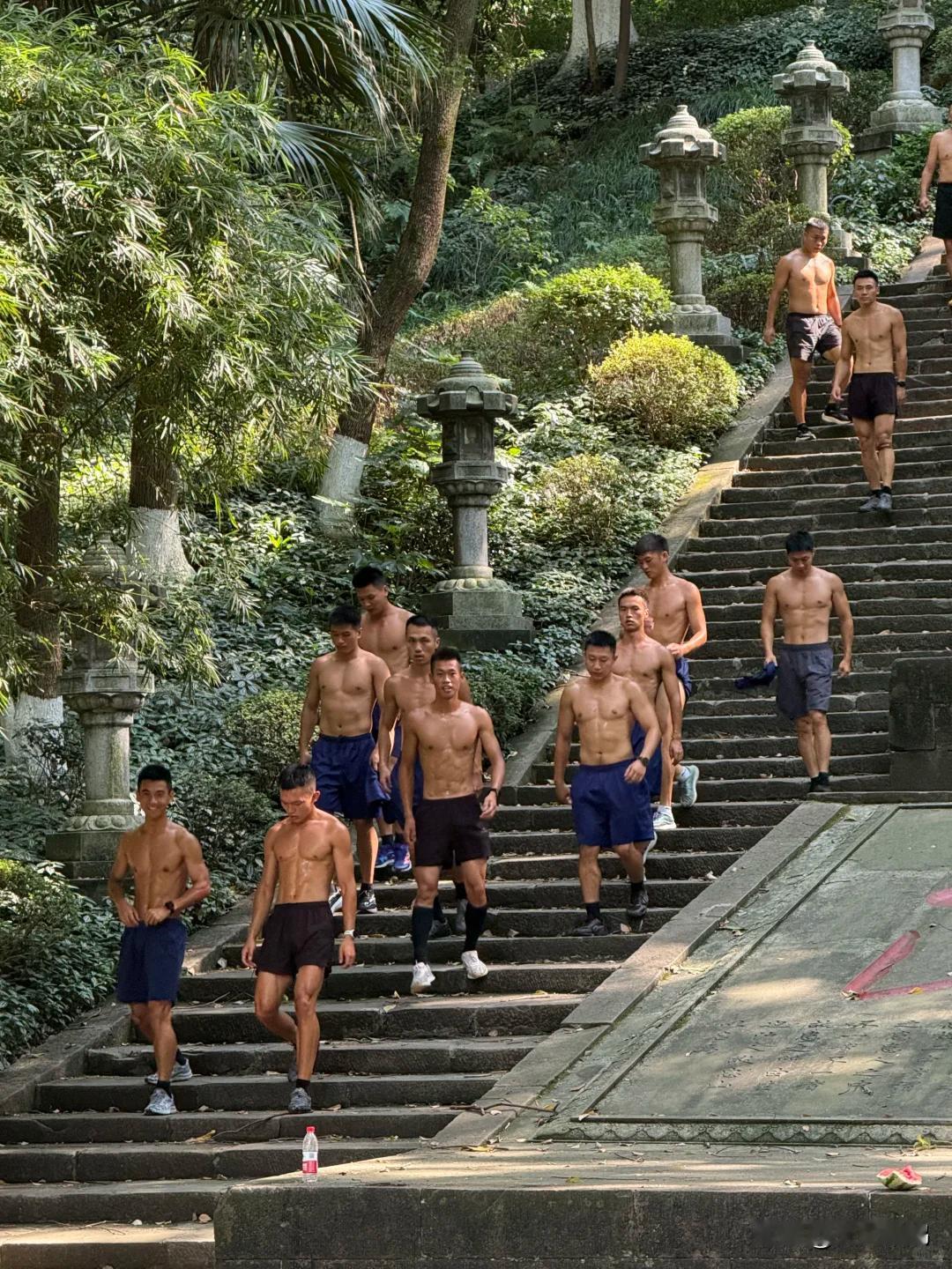 偶遇阳光下训练的消防队员，个个光着膀子八块腹肌，好帅啊，男友力爆棚，随便选一个当