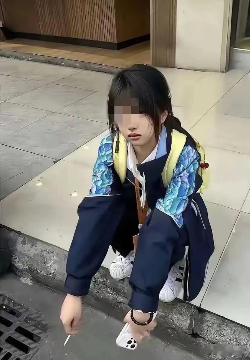 呼吁学校、家长、社会共同关注，救救这颗未来的花朵。
绝对是颗好苗子，有一环松懈，