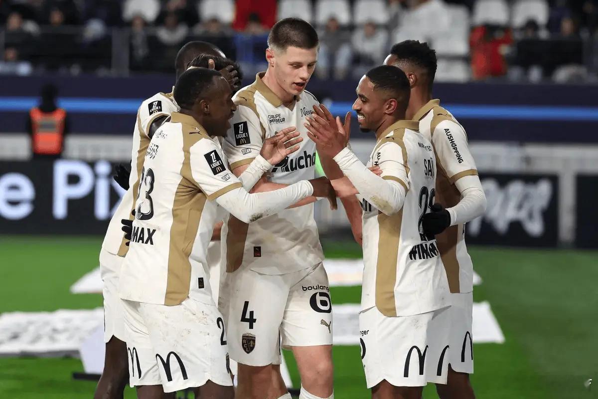 过去10个赛季，在法甲22轮过后依旧领跑的球队最终均夺冠法甲联赛，朗斯5-0大胜