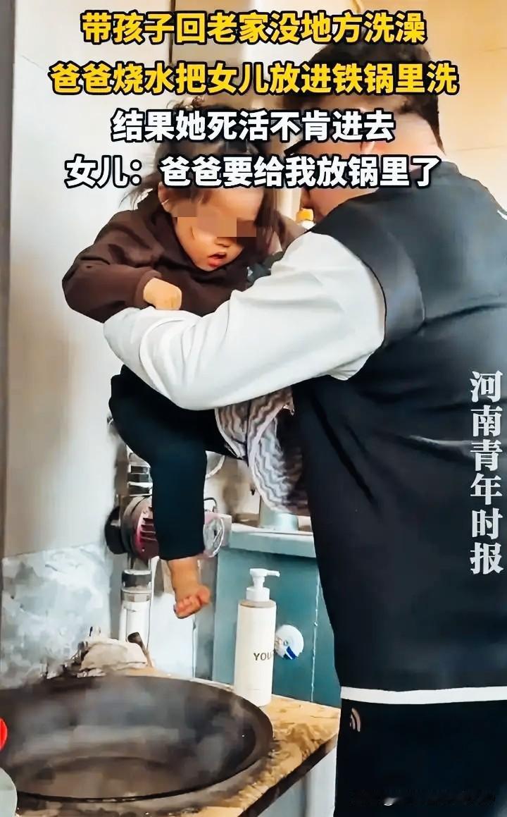 别说是个孩子，我看着就瘆得慌。下面烧着火，锅里热气腾腾，比西游记里面的妖怪吃唐僧