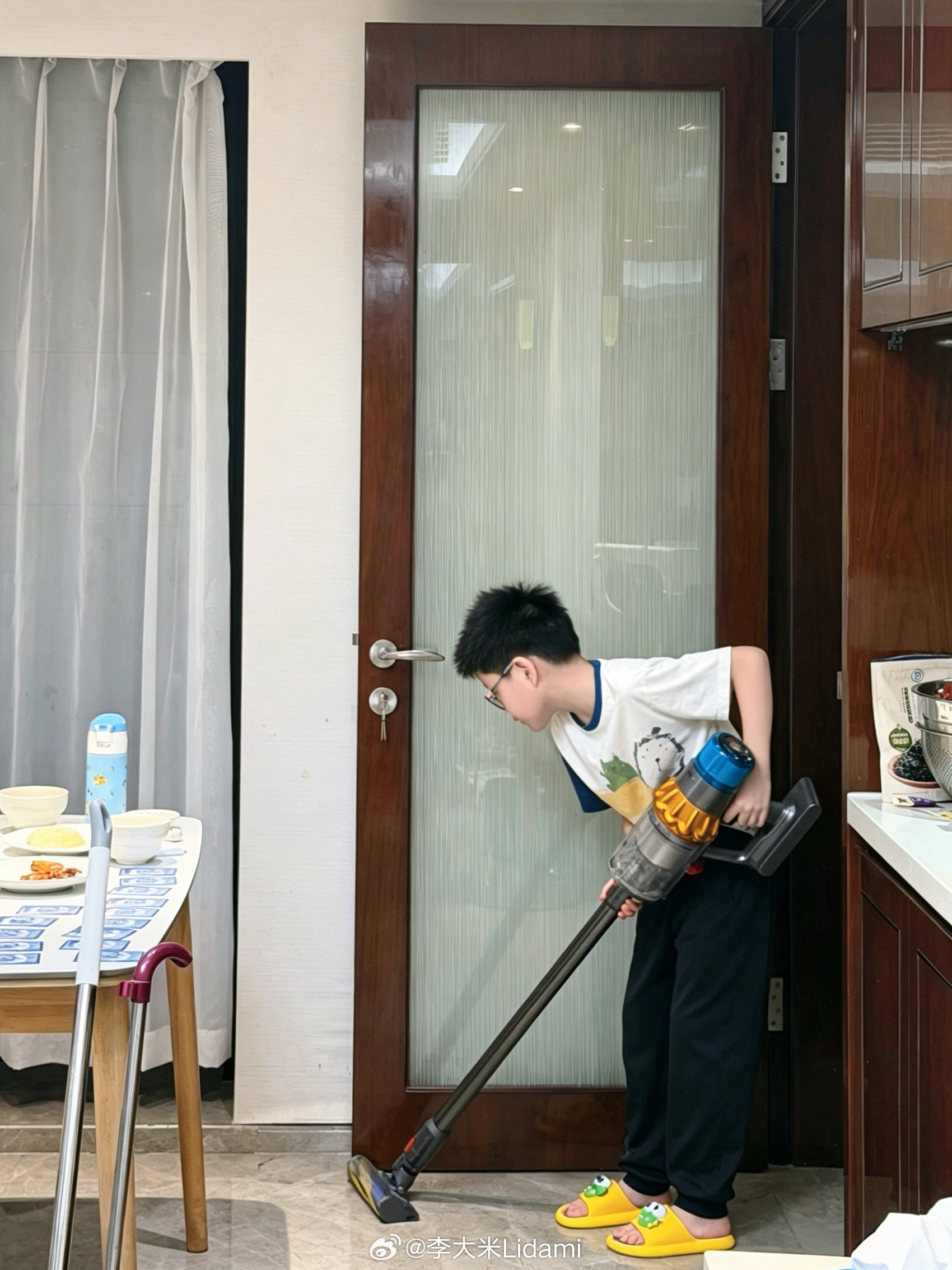 胖子吃完饭，开始拖地……我也不知道他为什么开始扫地拖地，可能灵珠人格突然起床[允