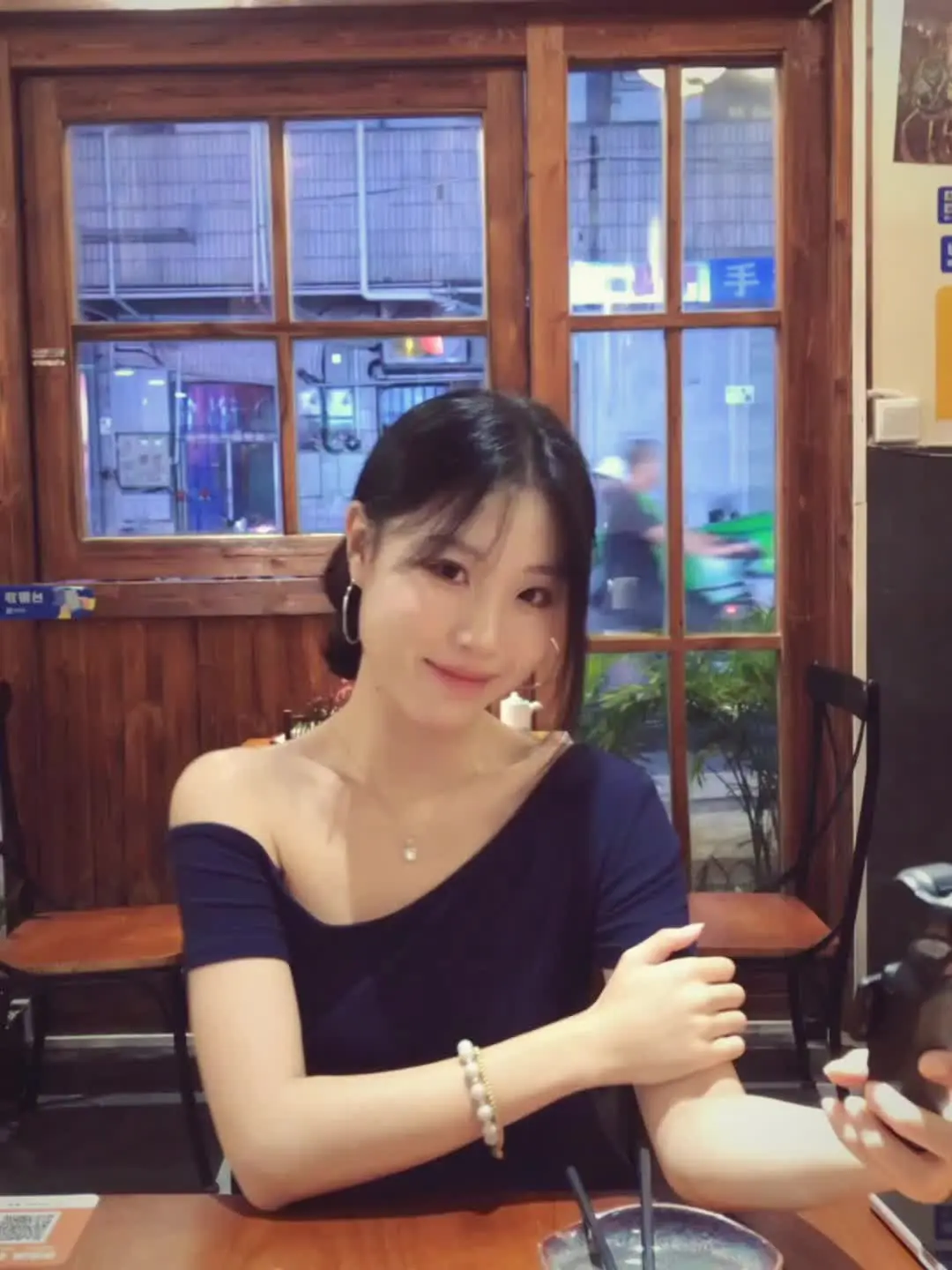 在你的眼神中 我看到了情丝万缕。