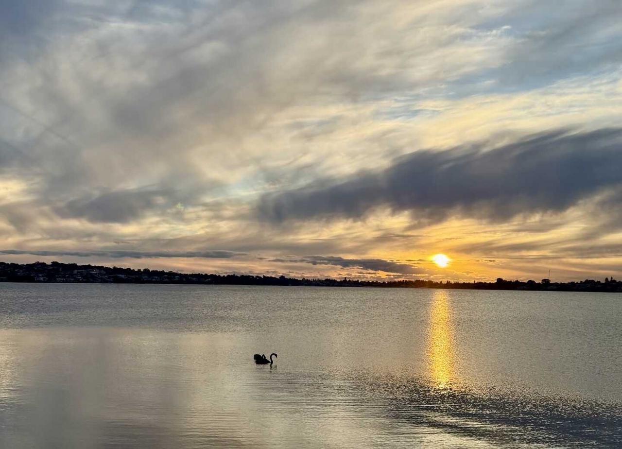 A beautiful sunset for jogging
夕阳无限好最美是黄
