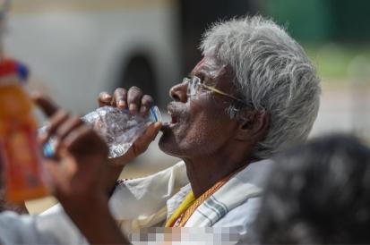 印度现在为自己“全民污染”买单，而这个可能让印度经济上极易被全世界拿捏了。
由于