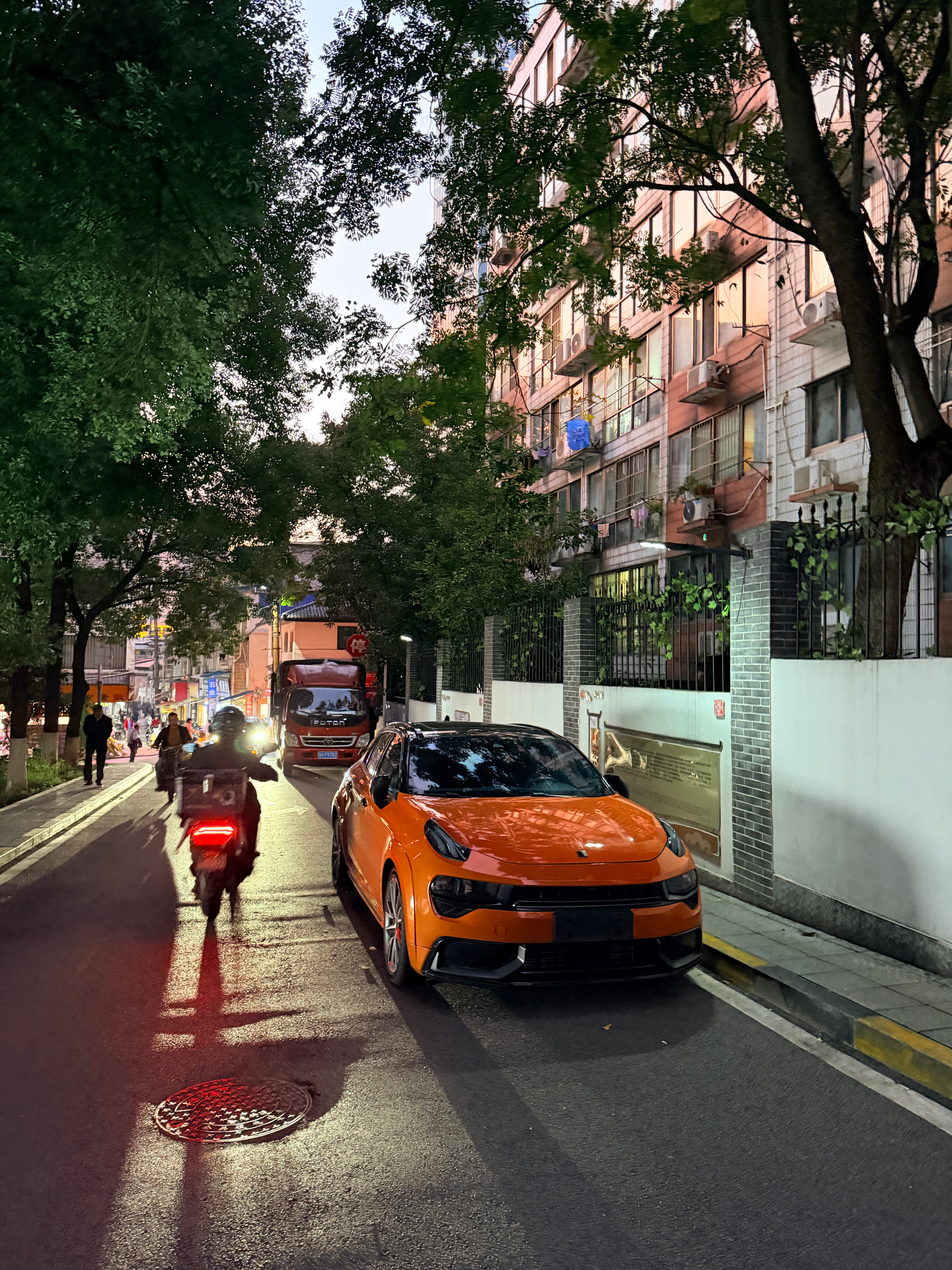 看到了最初认为很适合自己的第一台车领克02 Hatchback今天在一个小巷看到