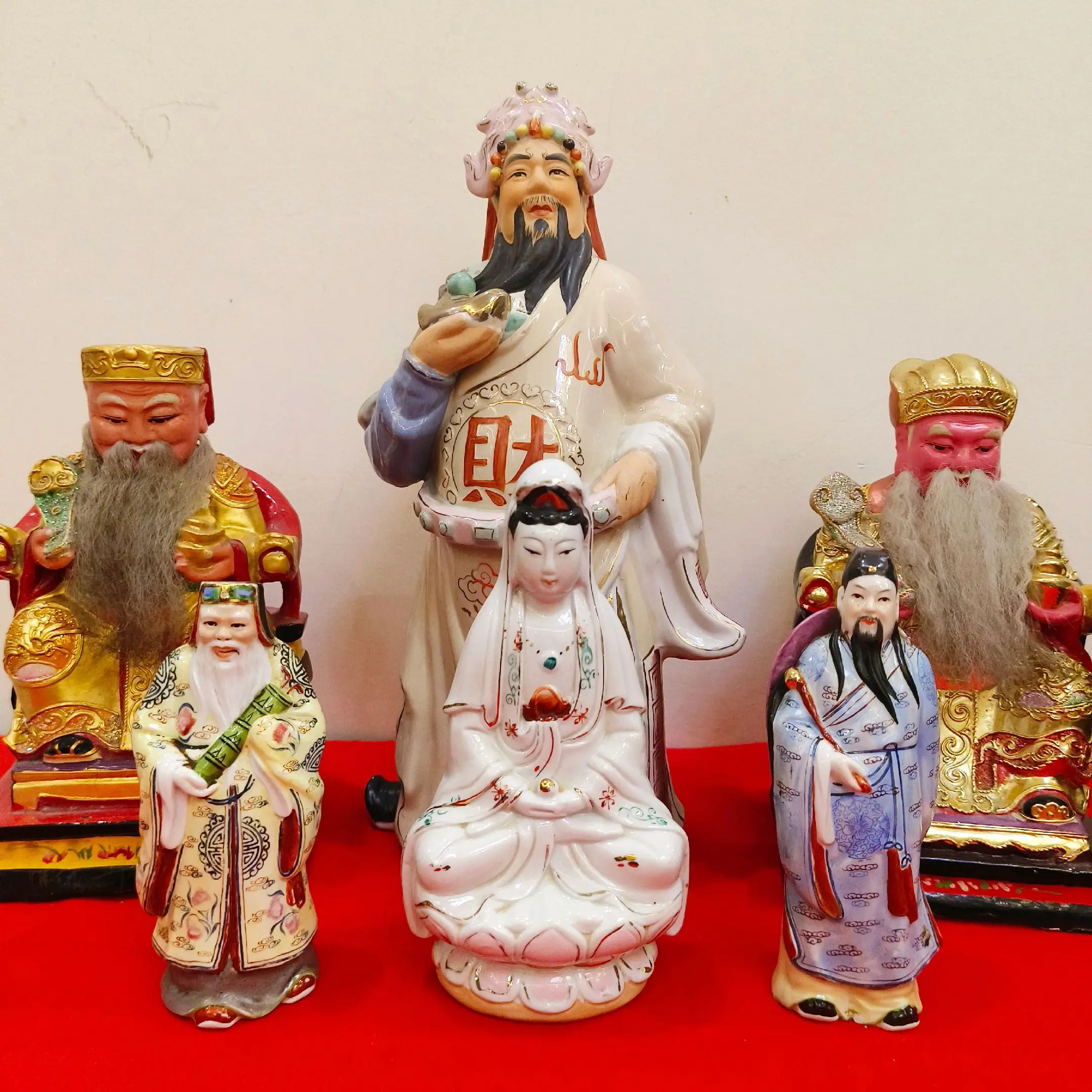 红毡承玉像，妙彩绘仙颜。