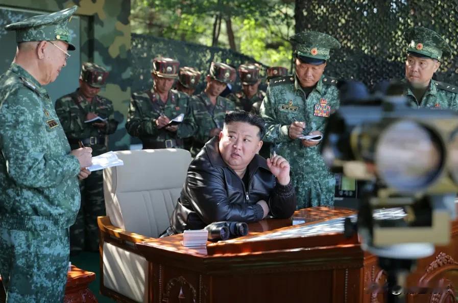 10月2日，朝鲜领导人金正恩亲临朝鲜西部某特种部队训练基地进行视察和指导。

在
