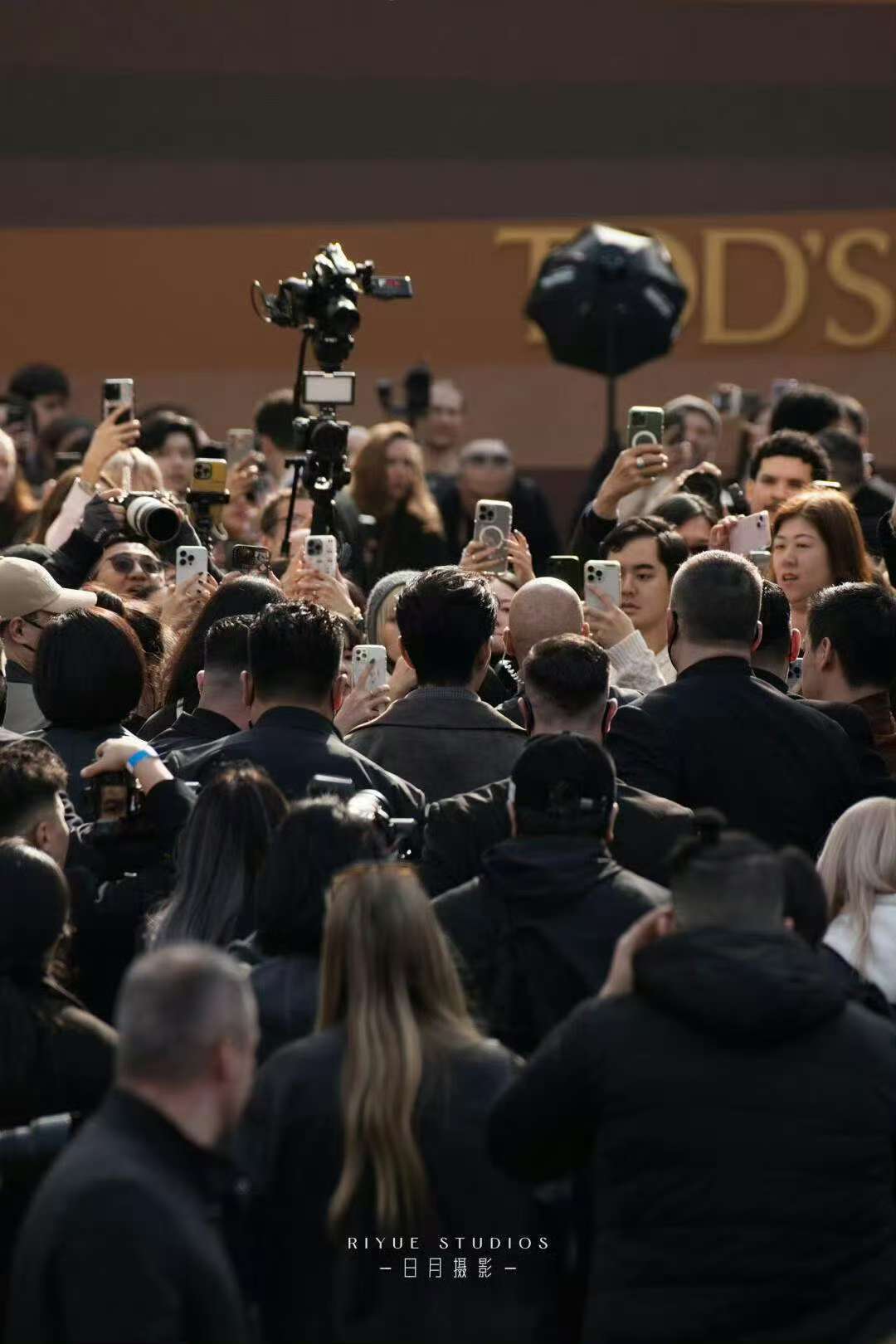 各国媒体镜头里的肖战   各国媒体镜头里的肖战真的是超帅气的呀，在海外的火爆程度