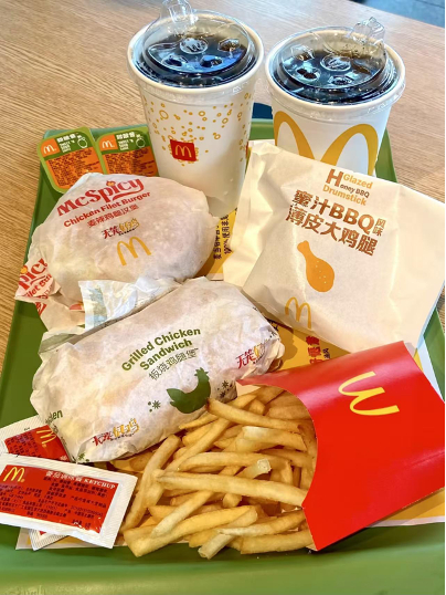 吃过最香的麦当劳麦辣板烧豪华双人餐！一定是美团会员黑钻会员的福利麦辣板烧。嘻嘻~