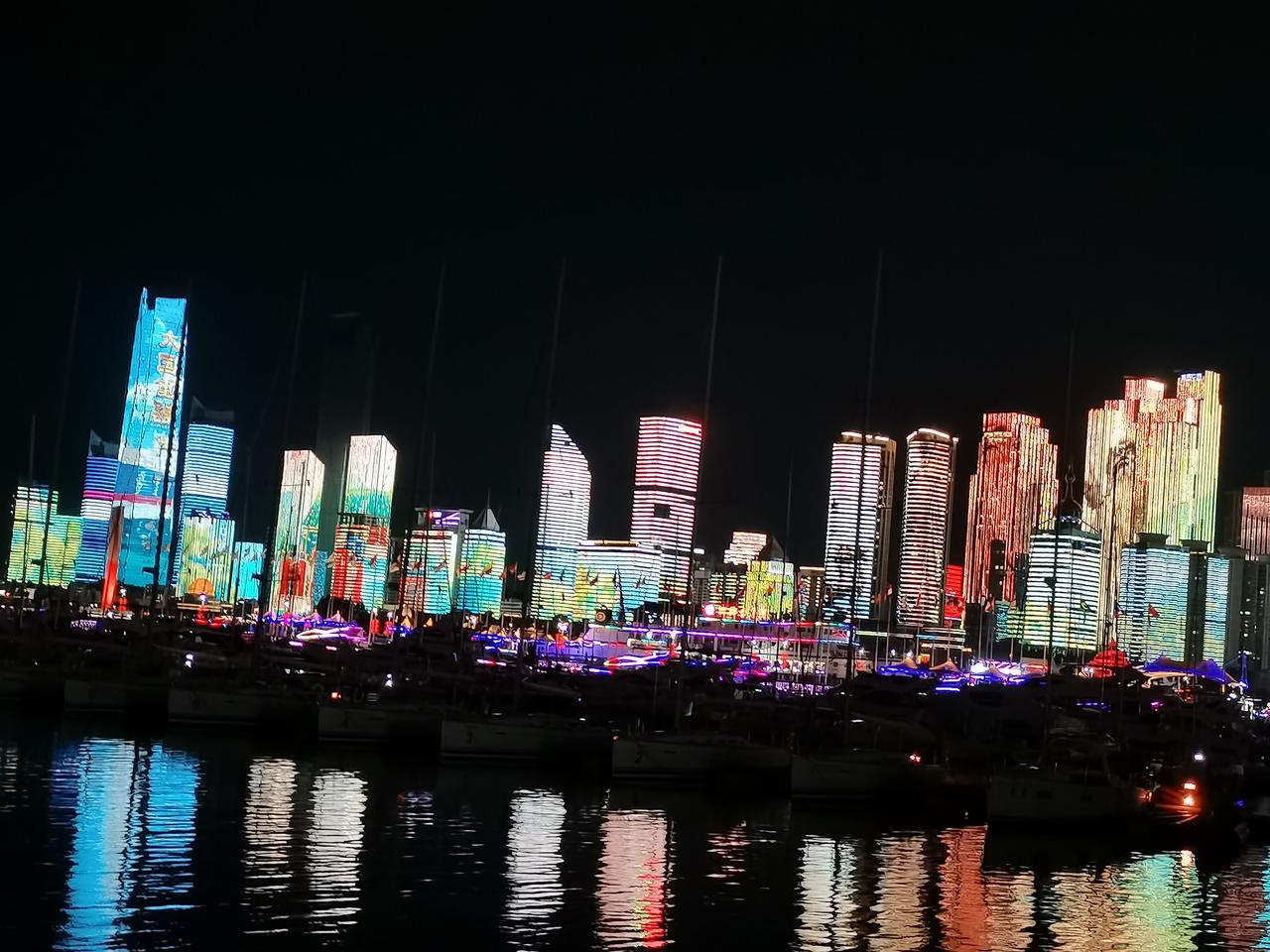 记录我的2026夜晚的青岛奥帆中心和五四广场，海上风平浪静，停泊的帆船游艇随波轻