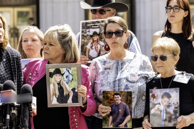 #美国两大社媒因致人上瘾判赔600万美元#【Meta和YouTube因致人上瘾判