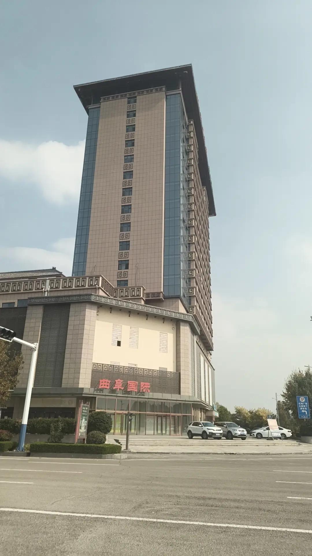 曲阜高铁🚅高楼耸立接云霓，势如“危楼高百尺，手可摘星辰”✨ 济宁万象汇地标风范