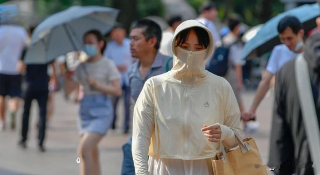 中东部强降雨持续 南北气温反差明显
 
5月25日至27日，中东部迎来大范围持续