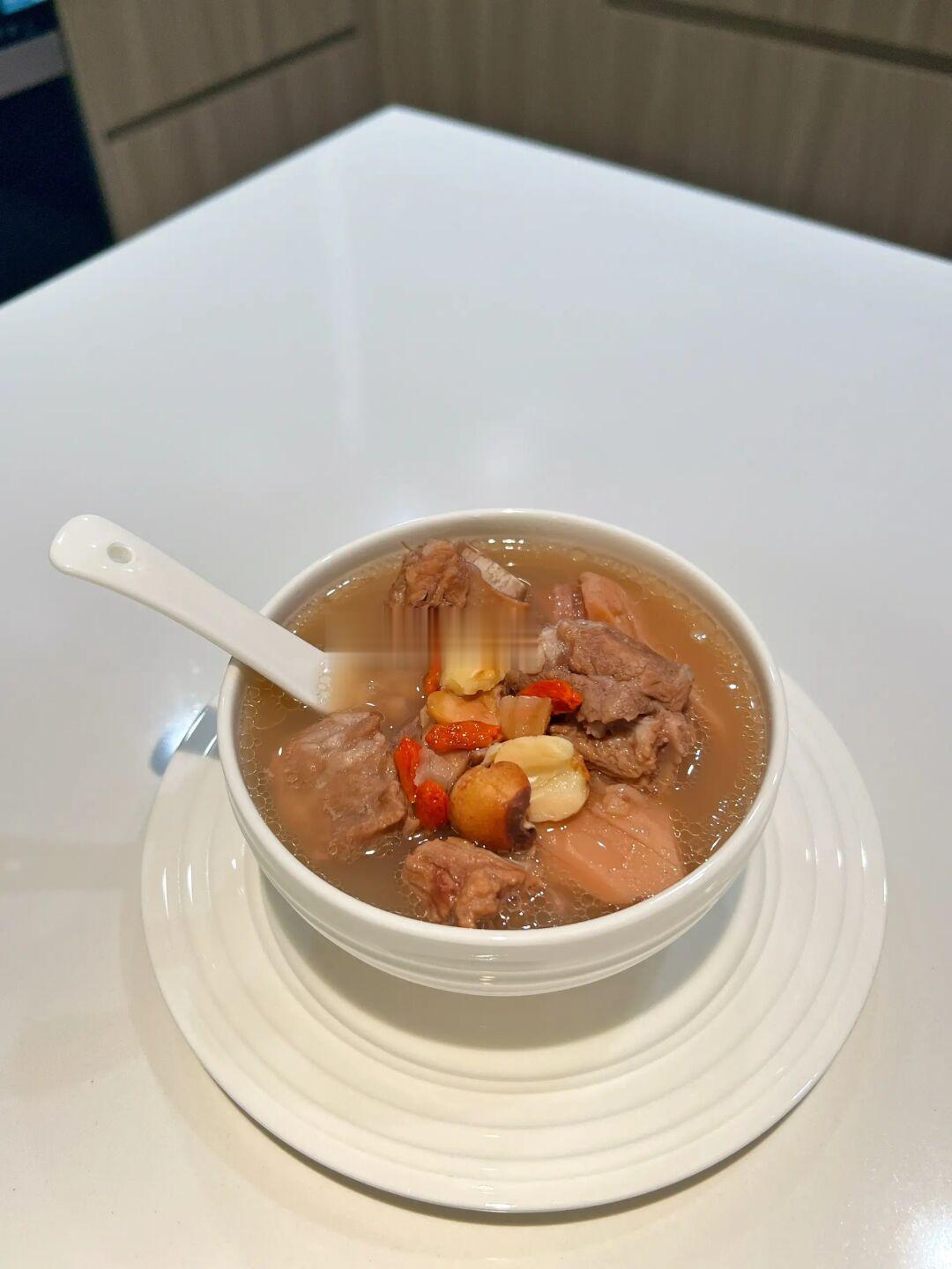 秋季食补|气血双补双莲墨鱼猪骨汤