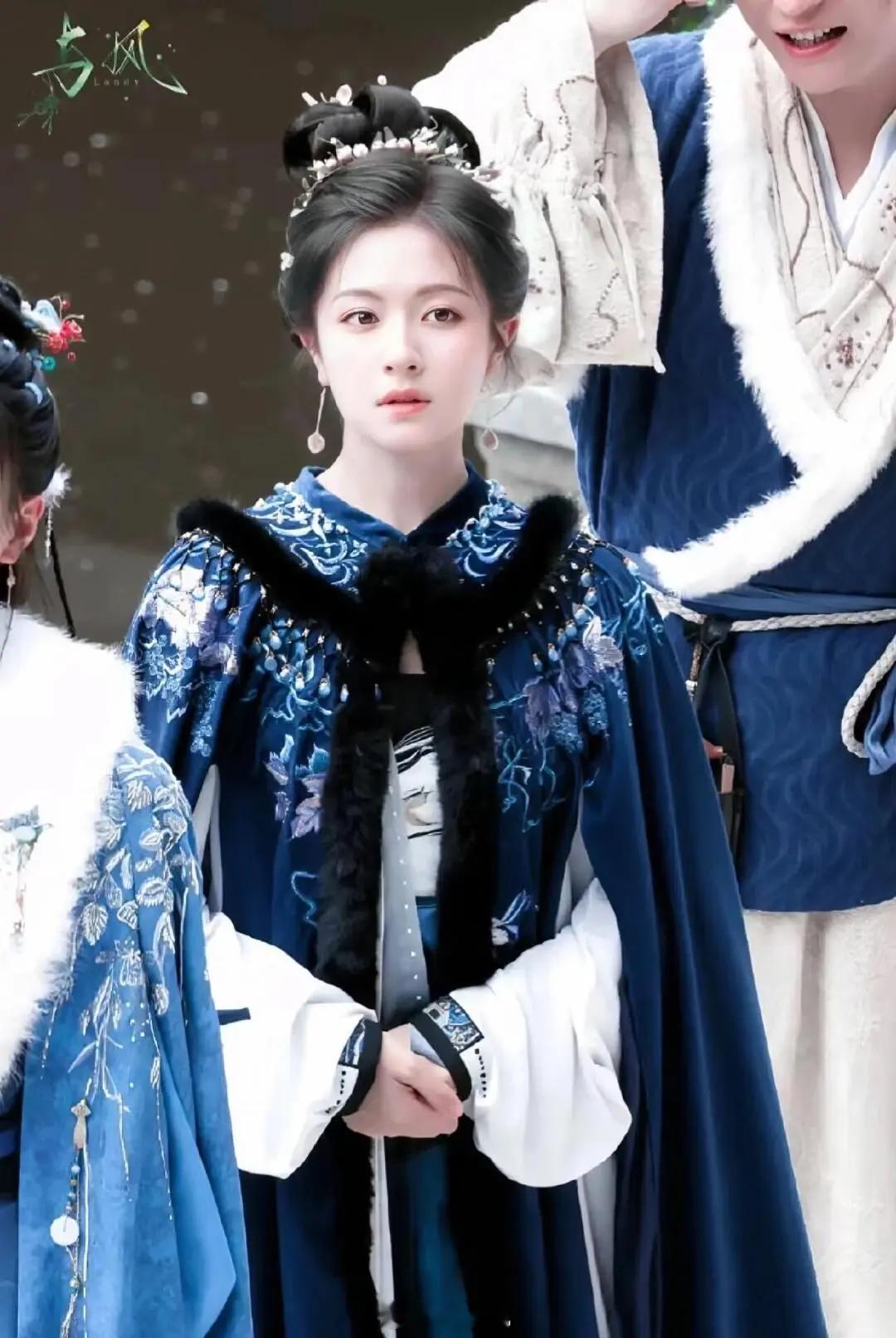 李兰迪最新的古装造型发髻很美衣服很精致，活脱脱一个古代大家闺秀，比满头珠饰好看多
