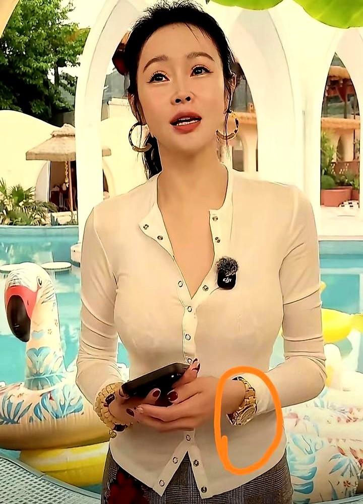 42岁，生了俩娃，腰上竟然一点赘肉没有，还有马甲线。女演员于明加这状态，真有点反