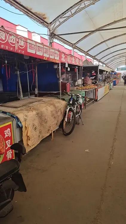 东营胜采十八栋吃早饭，发现热热闹闹的大棚早餐空了几家。


不干了，走人了，据说
