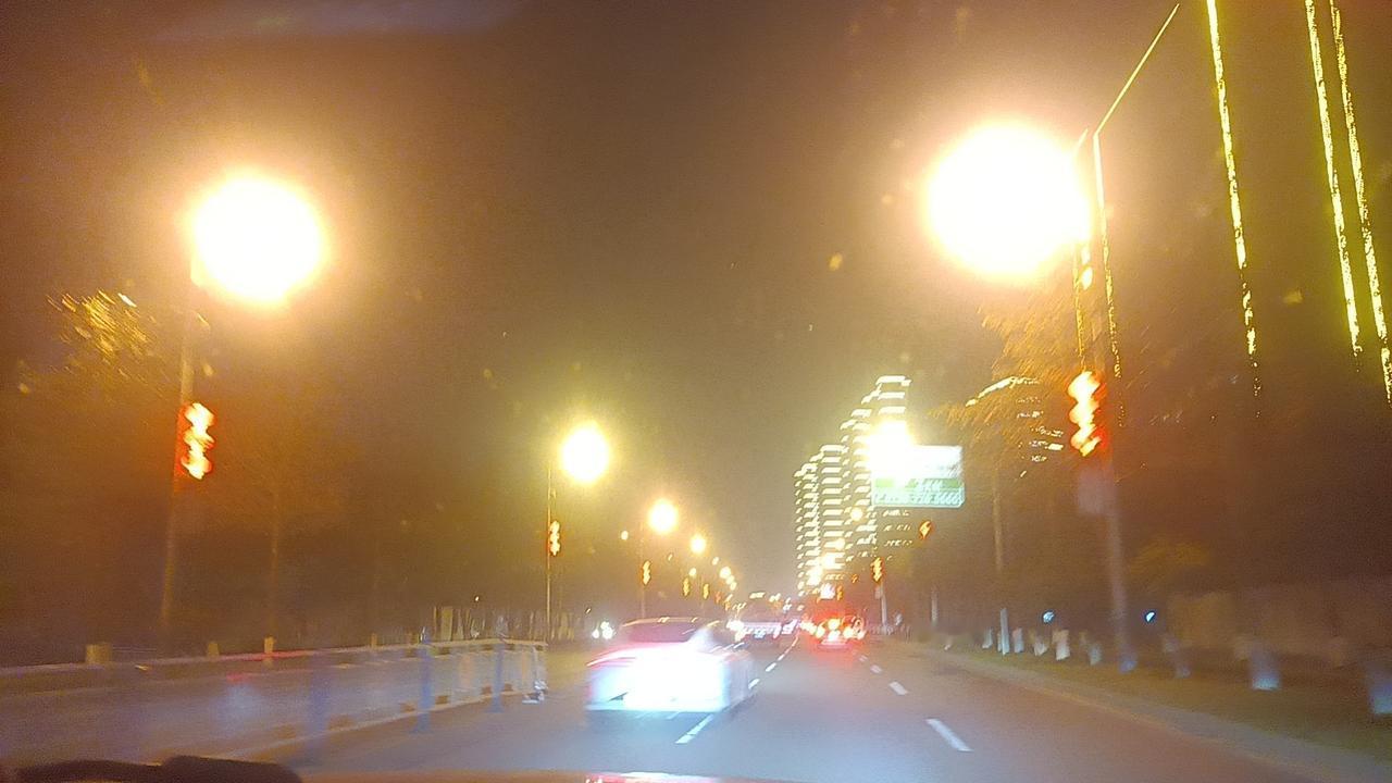 【上头条聊热】——你有没有发现，最近的热点话题像一股席卷而来的洪流，瞬间淹没了我