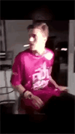 喷发胶时吸烟，燃烧是必然的。为常识买单，痛的教训深刻。