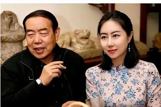 图一，贾浅浅和父亲贾平凹，图二，管笑笑和父亲莫言，
这两对父女，有太多的相同点，