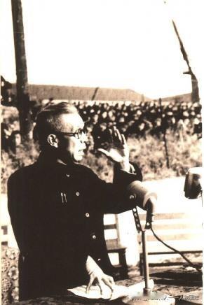 1959年12月20日，黄欧东在辽宁省第二届人民代表大会第二次会议上作报告。