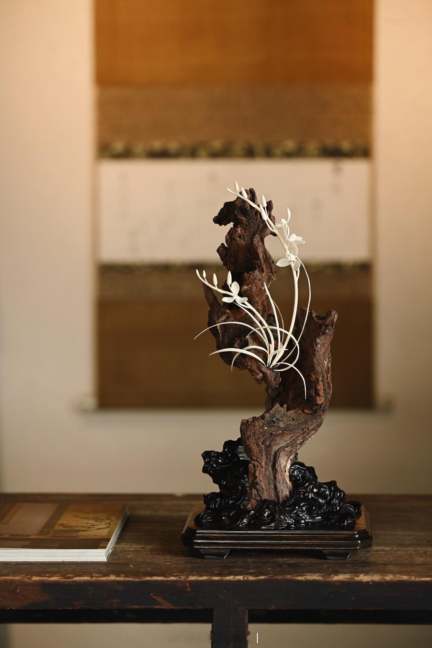 降真香x猛犸 | 兰隐幽芳 摆件取天然风化降真香与猛犸结合制作，皮壳苍古如枯岩兀