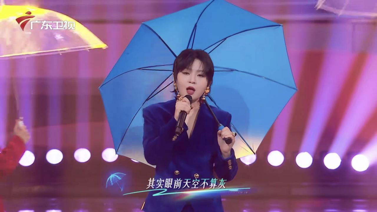 湾区春晚好有氛围感，特别是周笔畅演唱歌曲《毛毛雨》的时候，雨中打伞款款走出来的感