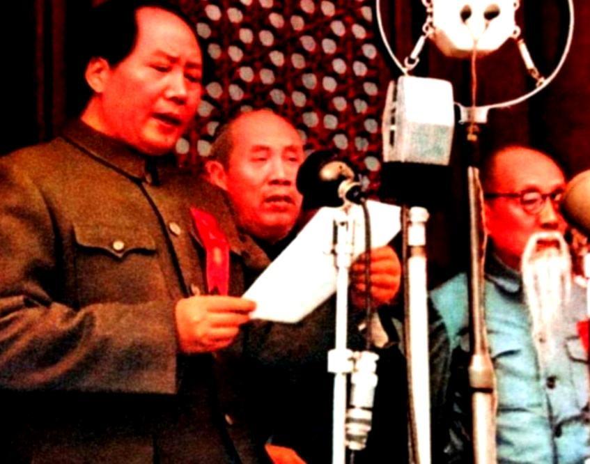 1949年，在开国大典的庄严时刻，40名巾帼英雄悄然潜伏于天安门城楼之上，就连军