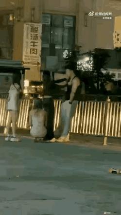 一看这视频就来气：几个女孩围着一个高个子男生，他被一个黑衣女左掐脖子右扇脸。
