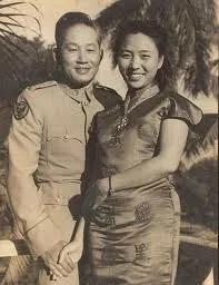 1951年的一晚，抗日名将孙立人躺在床上，习惯性地将妻子搂进怀中。然而，刚一搂入