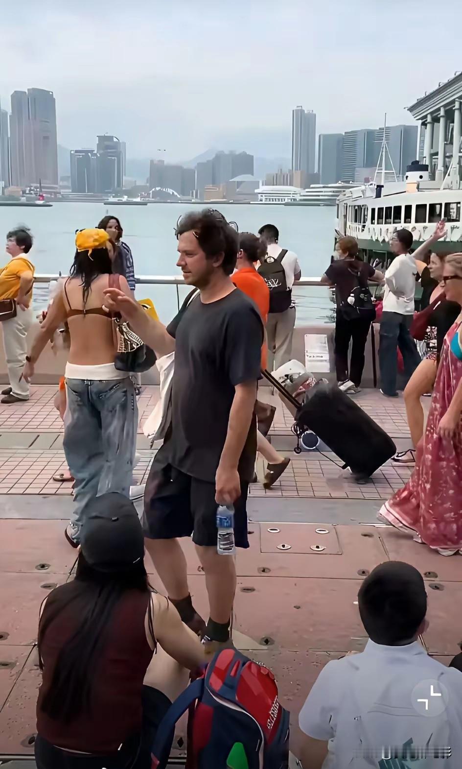 白皮们拖着音响，把音量开到最大，在香港大街上大吼大叫，招摇过市，没有任何一个香港