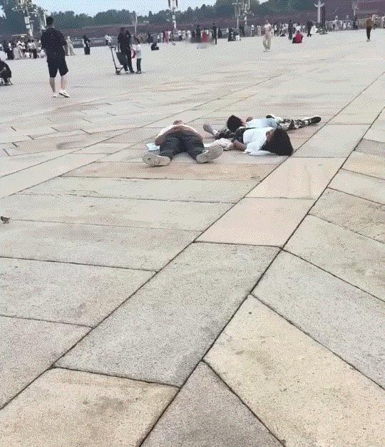 笑不活了！一家人前往天安门排队等看升国旗，不料正在进行升旗仪式时，一家人却犯困直