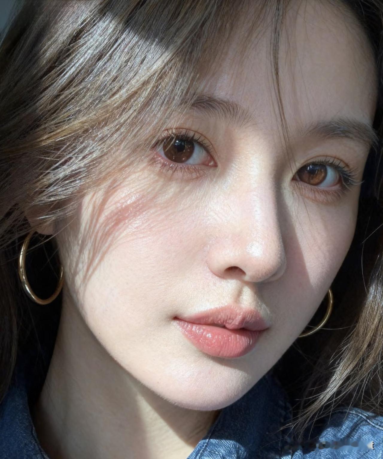 如梦令·玉颜
 
晴日浅描眉妩，风软碎光凝露。
金环衬玉颜，一眸温柔如故。
凝伫