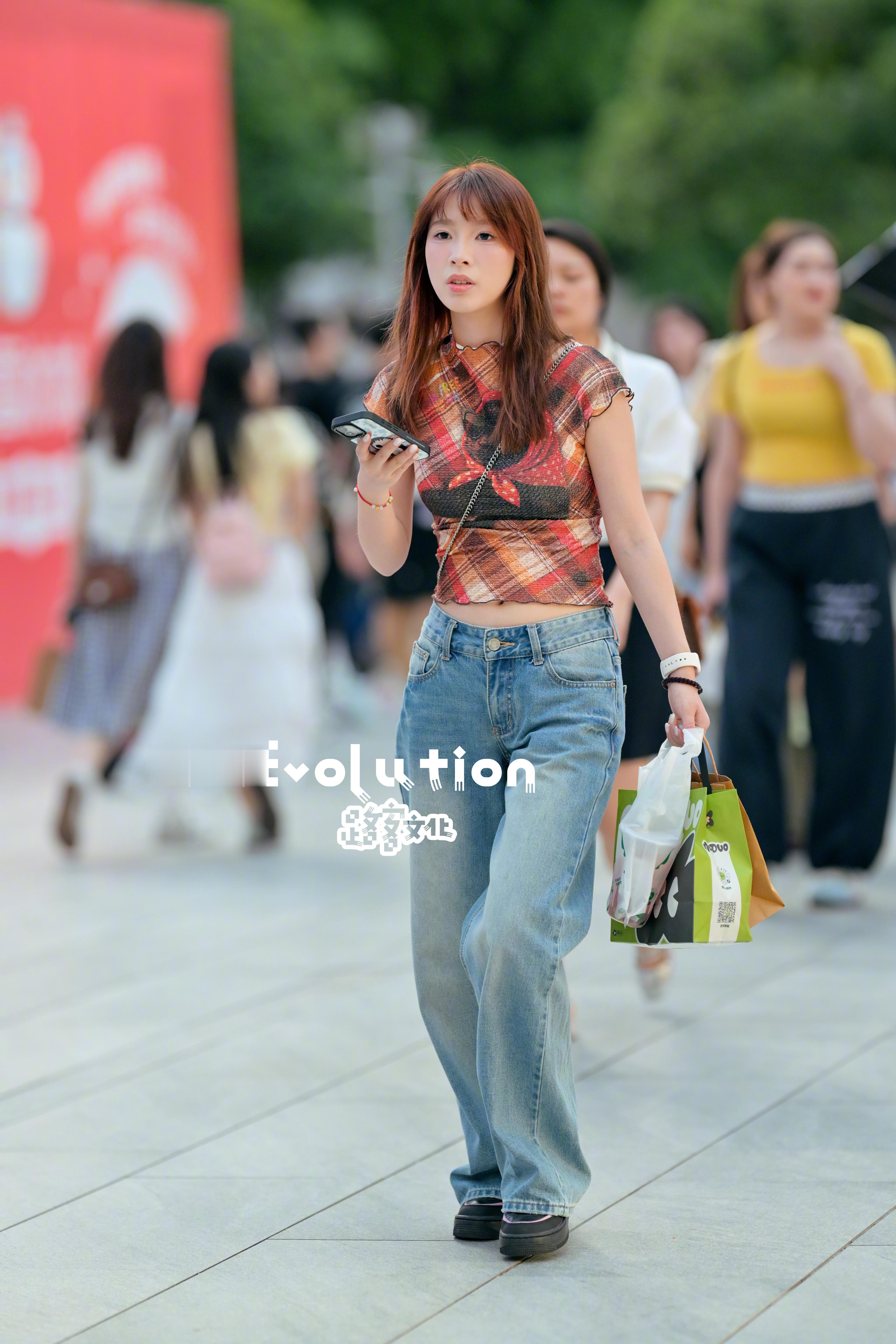 酷酷的女生稳妥的夏季穿搭 