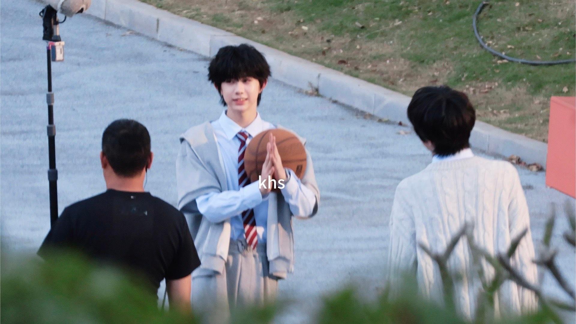 陈奕恒我们的少年时代2抱篮球路透陈奕恒拜托拜托路透  咱就说这个陈奕恒萌成啥了，