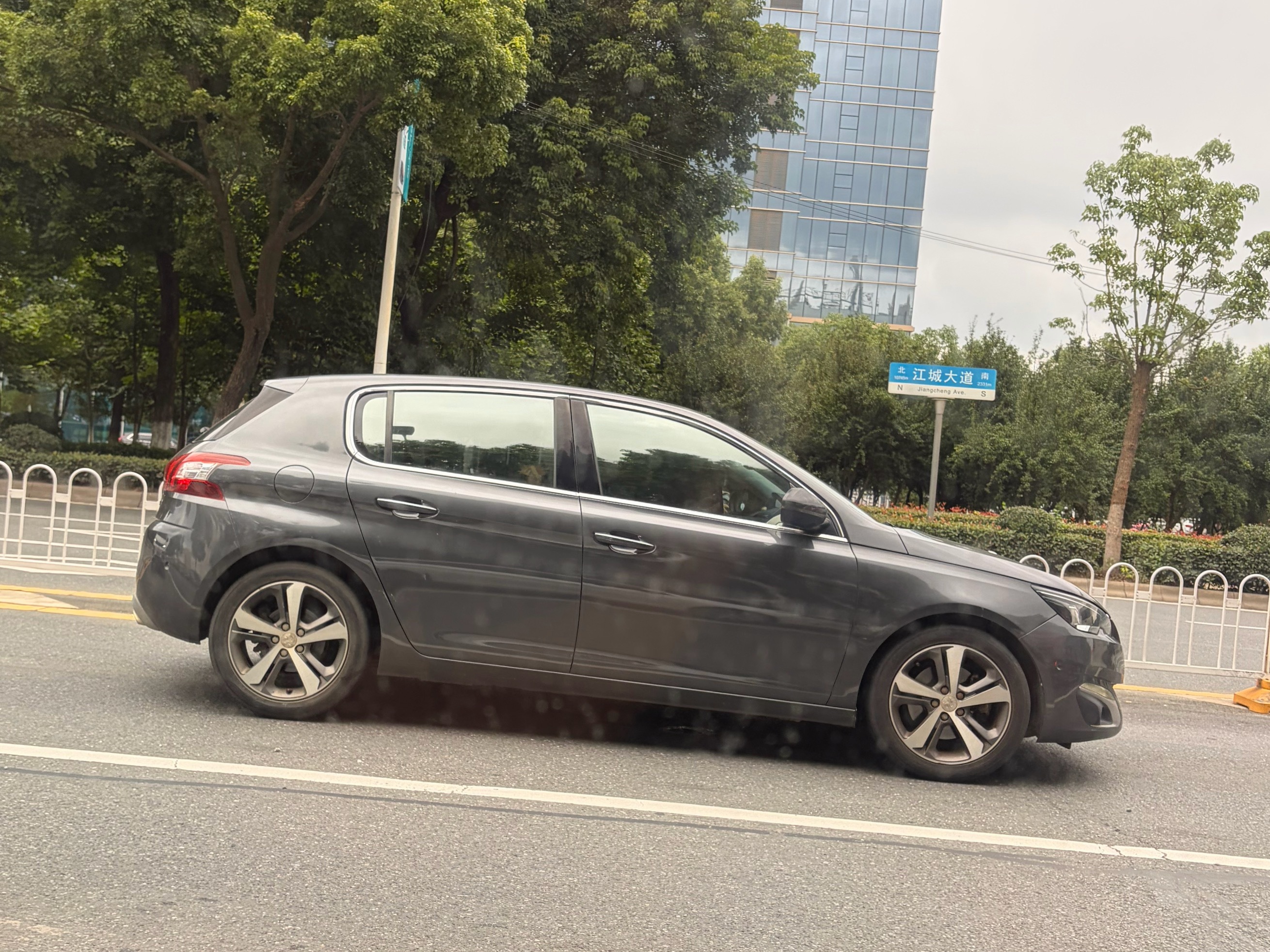 帅气的308S，看轮毂是1.6T的。 