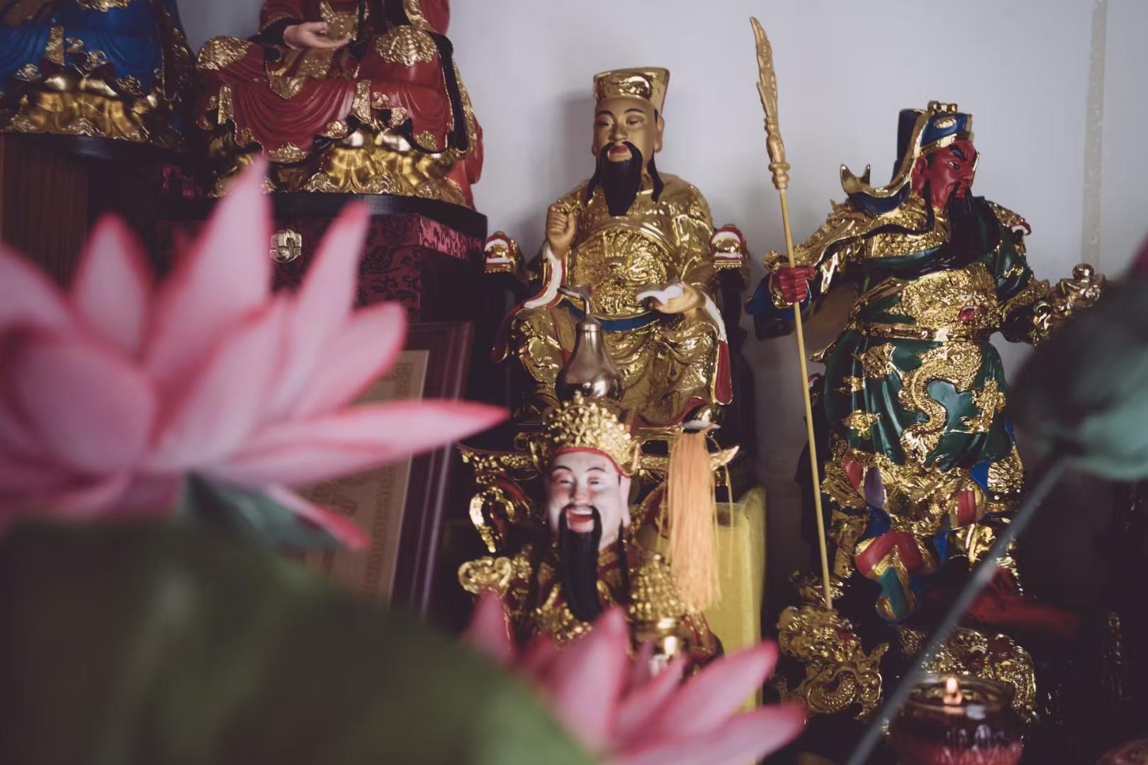 文星炳焕照丹墀，武圣威棱镇紫墀。 共镇尘寰安社稷，一文一武护昌期。