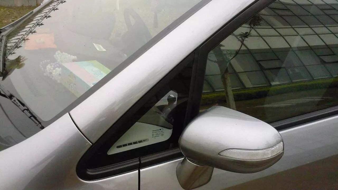 汽车这个小窗口叫“三角窗”，它的作用是什么，为什么不和大窗合为一体？我个人认为这