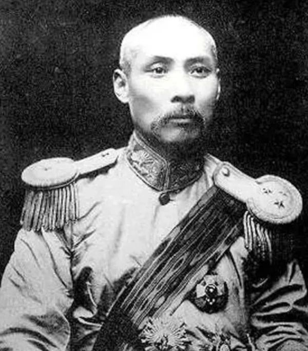 段祺瑞讨过几房姨太太，这与当时的军阀政客们看似无二，所不同者，是段已经有了尊重女...