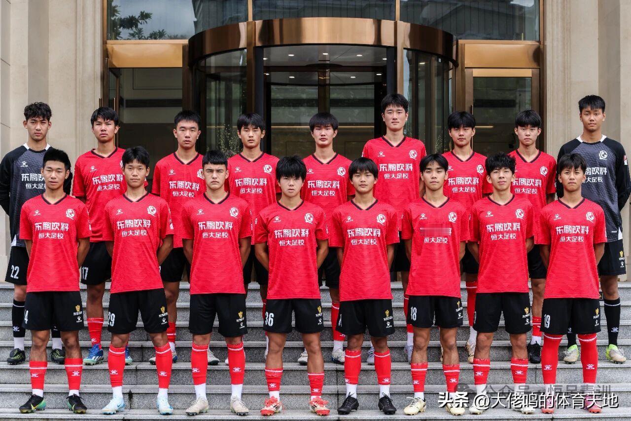 恭喜@恒大足球学校 ，找到新的胸前广告，意味着肯定能多拿一笔运营费用了，这个节骨