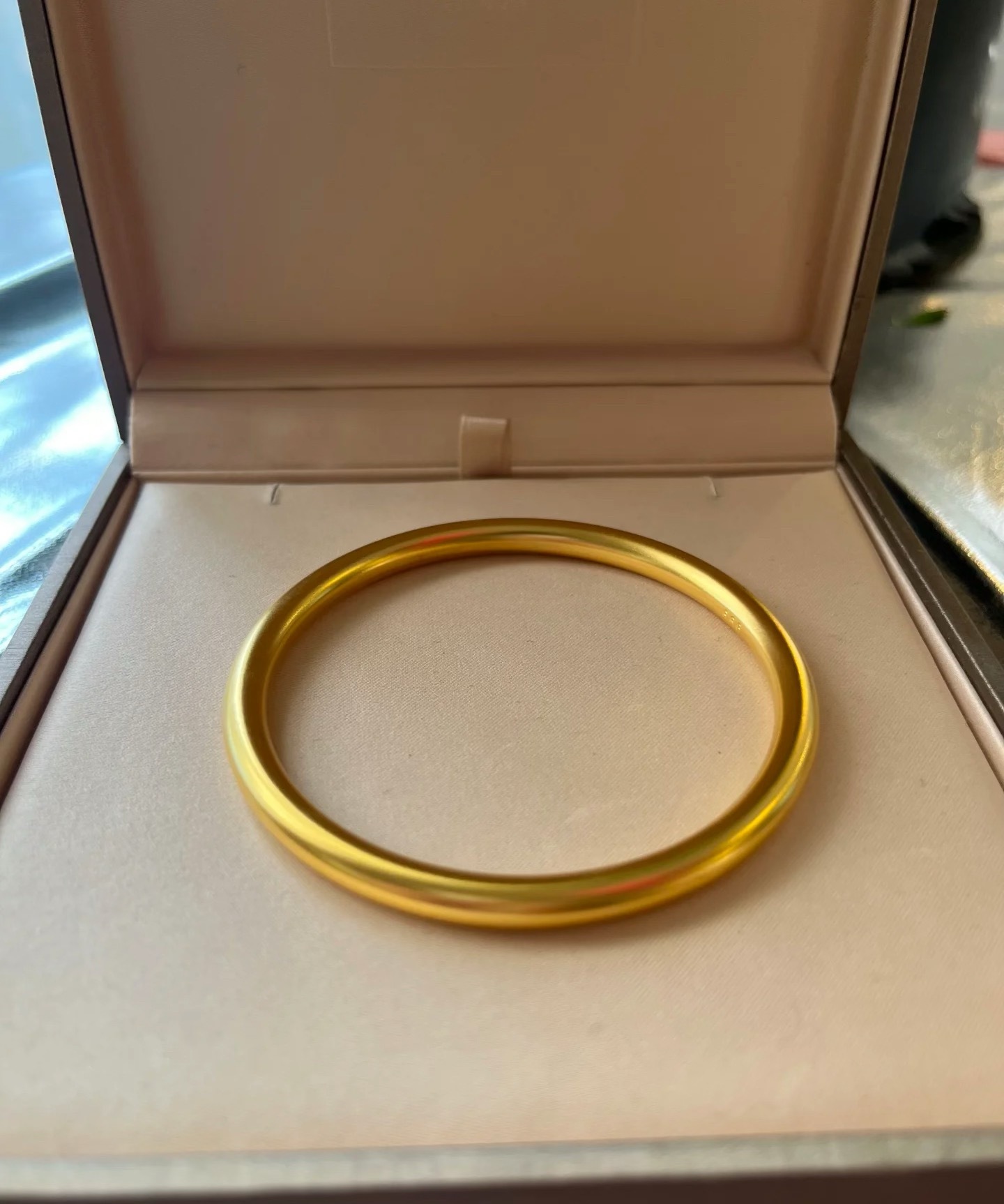 去年600到今年1100多不吱声，降40就说爆跌，36克手镯要5万，降1500还